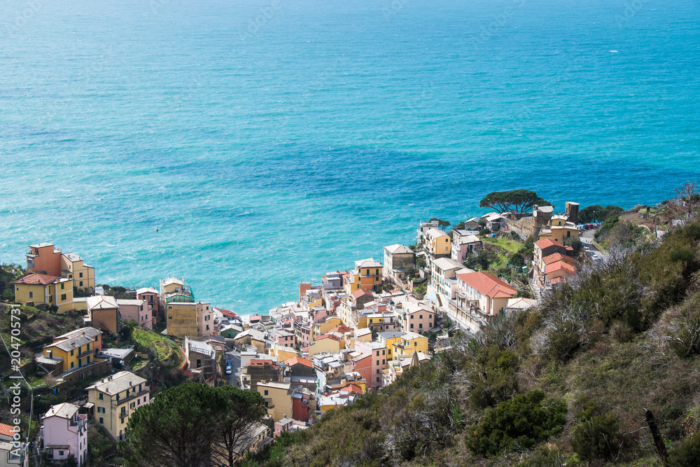 山上から見下ろすチンクエ・テッレの村　リオマッジョーレ～険しいリグーリア海岸の5つの村（イタリア・リグーリア州）