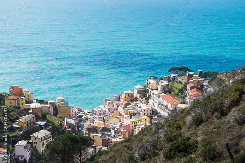 山上から見下ろすチンクエ・テッレの村 リオマッジョーレ～険しいリグーリア海岸の5つの村（イタリア・リグーリア州）