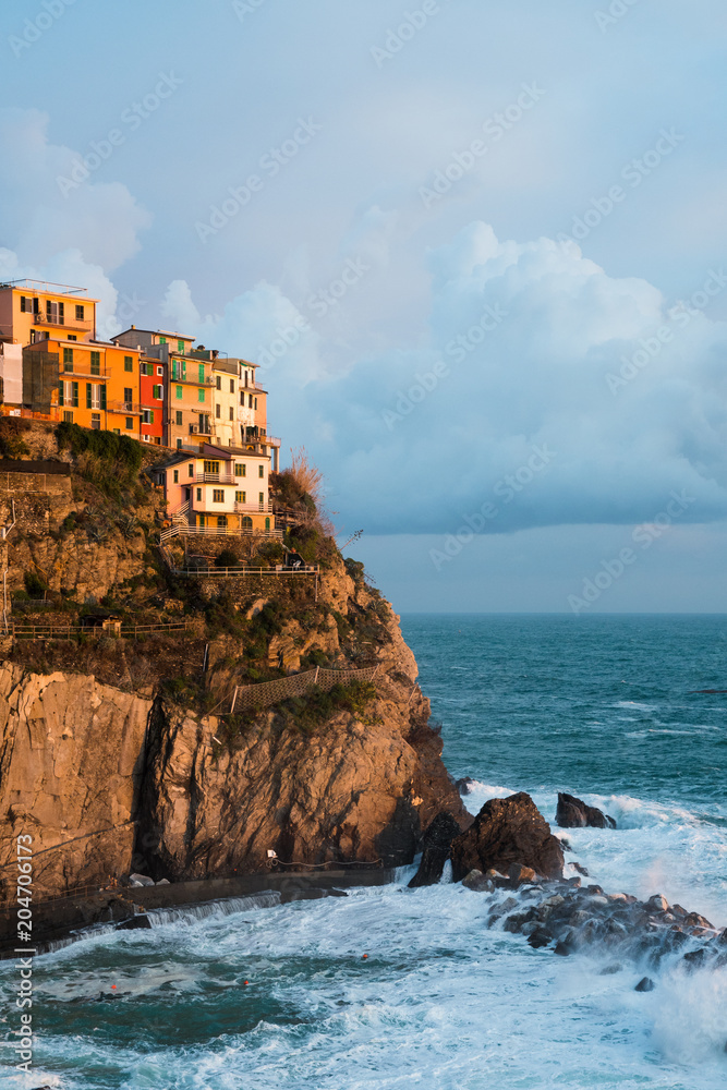 夕日に照らされたチンクエ テッレの村 マナローラ 険しいリグーリア海岸の5つの村 イタリア リグーリア州 Stock Photo Adobe Stock