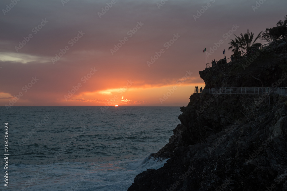 チンクエ・テッレの村　マナローラから見るリグーリア海に沈む夕日　～険しいリグーリア海岸の5つの村（イタリア・リグーリア州）