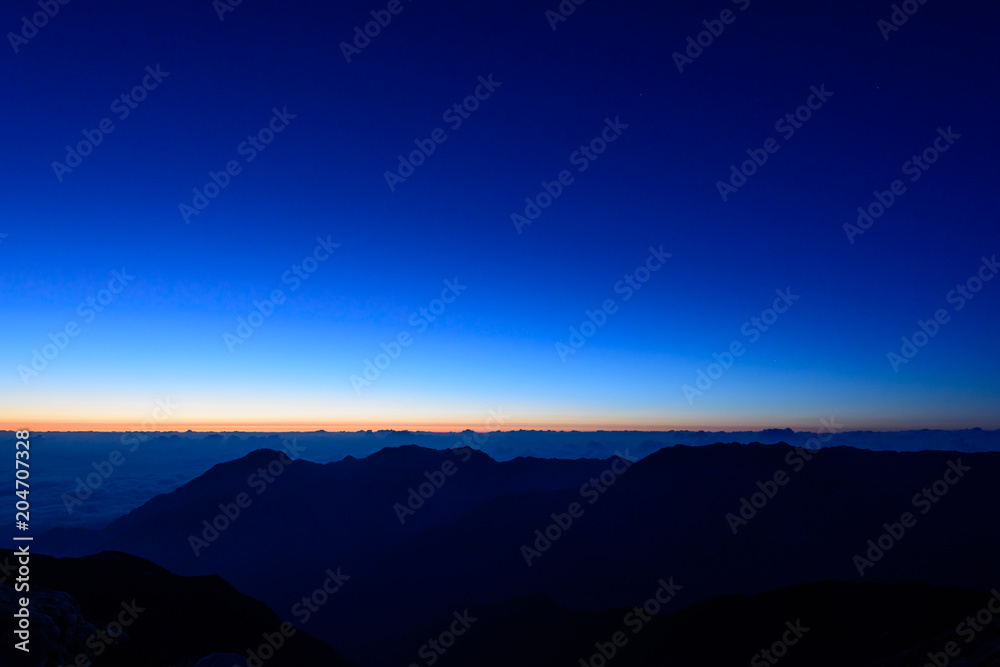 Naklejka premium Alpy Północne, Goro Noguchi, Magiczna godzina przed świtem