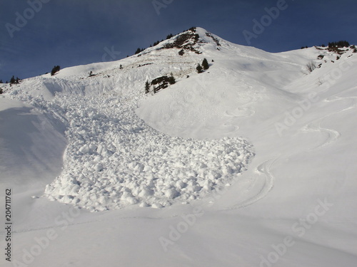 Lawine aus Schnee im Gebirge