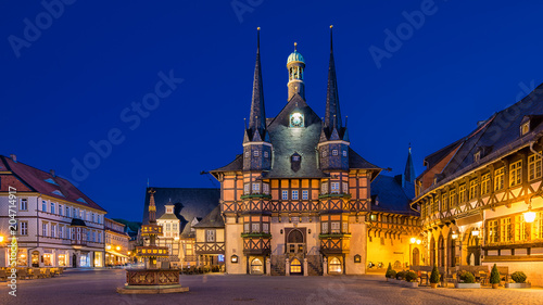 Obraz na płótnie Wernigeröder Rathaus zur blauen Stunde w salonie