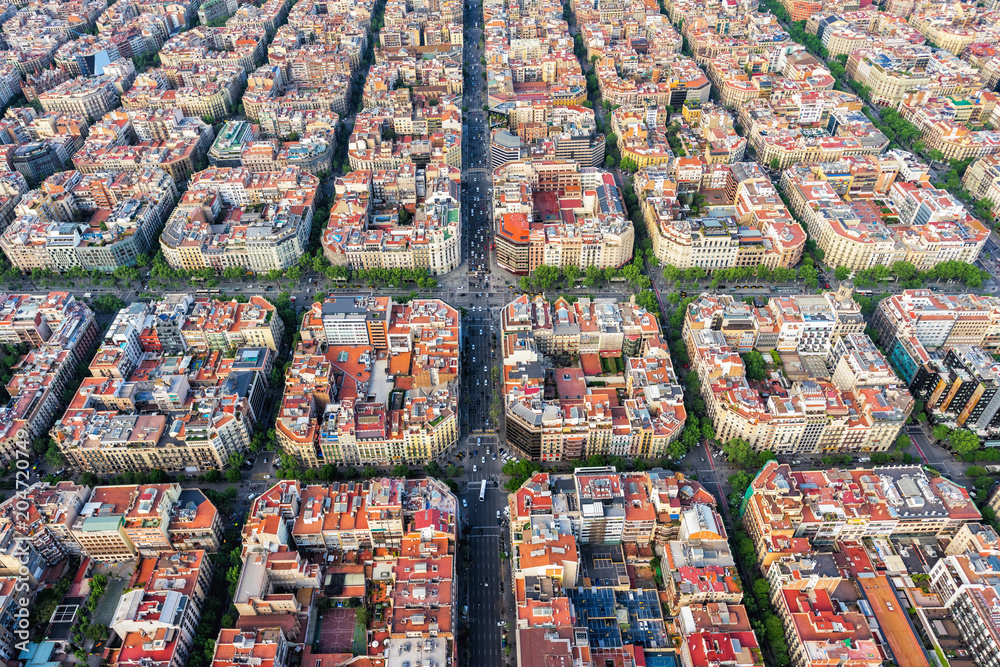 Obraz premium Widok z lotu ptaka Barcelony, słynna dzielnica mieszkaniowa Eixample, Hiszpania. Światło późnego popołudnia