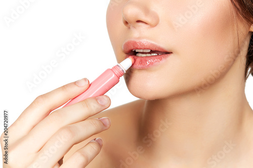 girl applying lipgloss