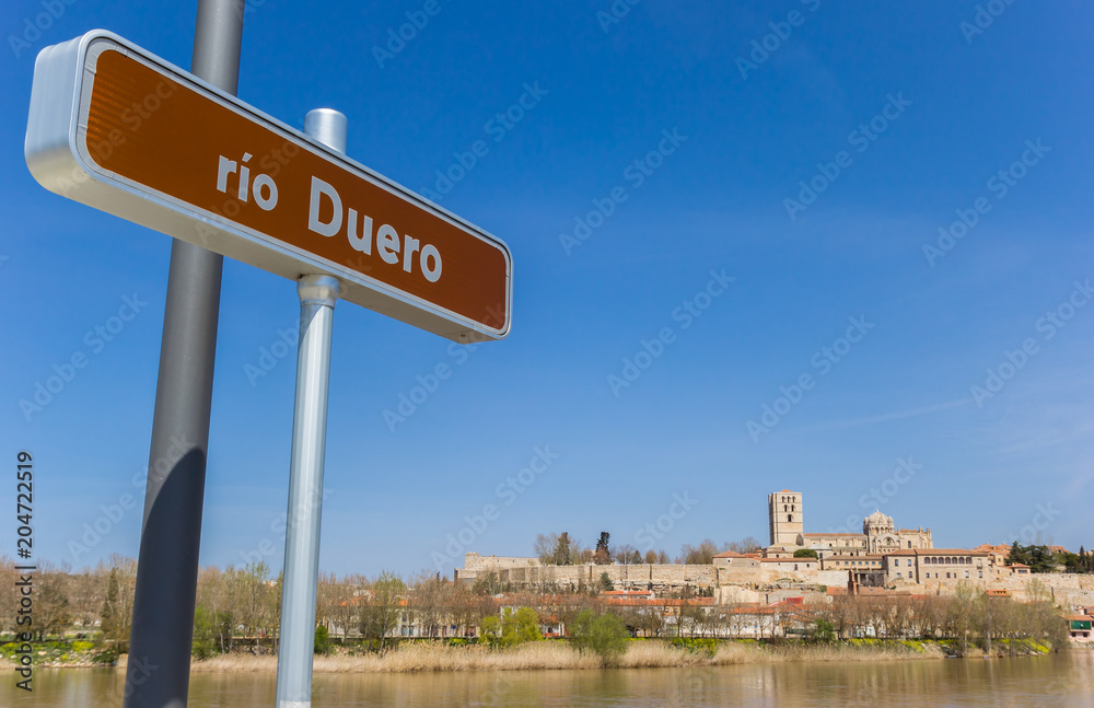 Obraz premium Raod sign for the river Duero in Zamora, Spain