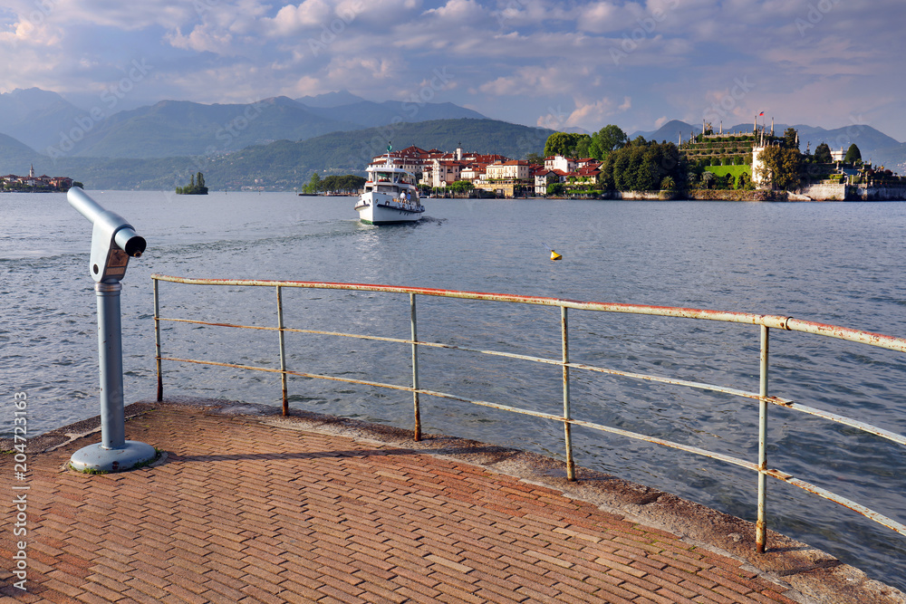 Obraz premium Scenic view of Bella Island - Isola Bella on Maggiore lake - Lago Maggiore, Italy, in a sunny summer day 