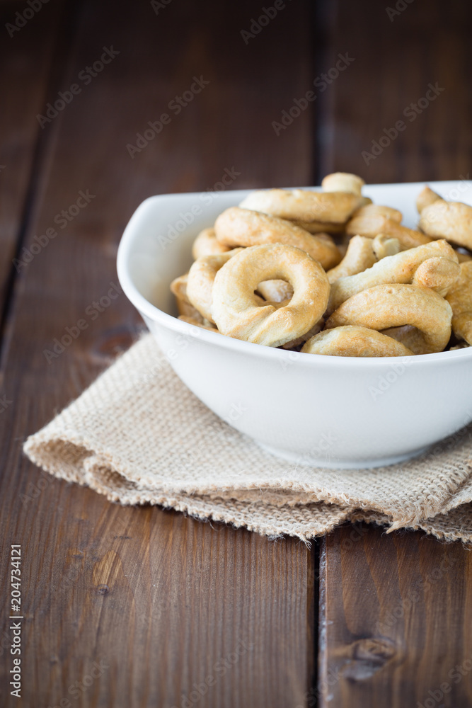 Taralli su tavolo di legno Taralli su tavolo di legno