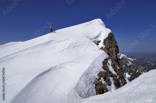 Skibergsteiger beim Aufstieg zum Gipfel photo