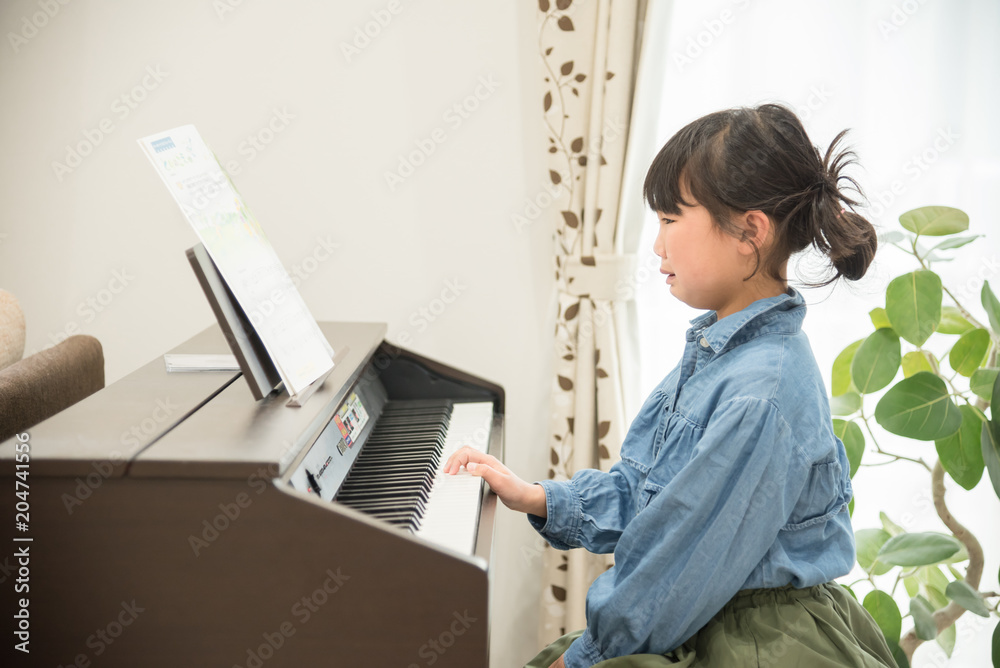 ピアノの練習をする女の子 ピアノの練習をする女の子