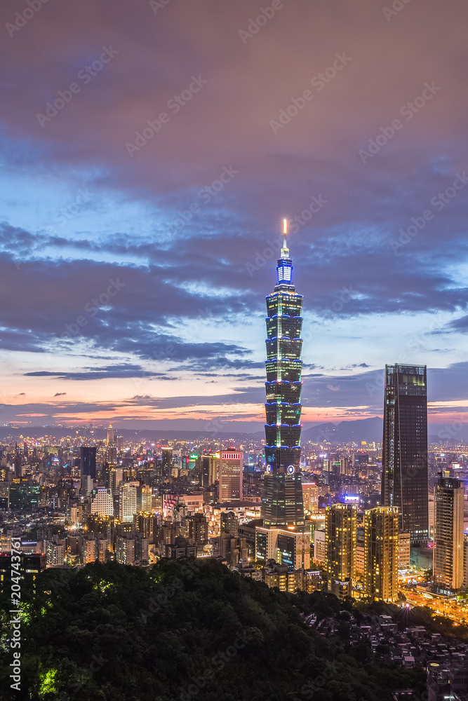 Fototapeta premium Taiwan Taipei city night view seen from mt.Elephant.