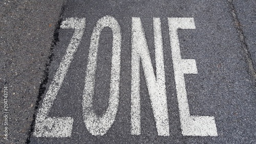 Zone, Schrift auf Asphalt