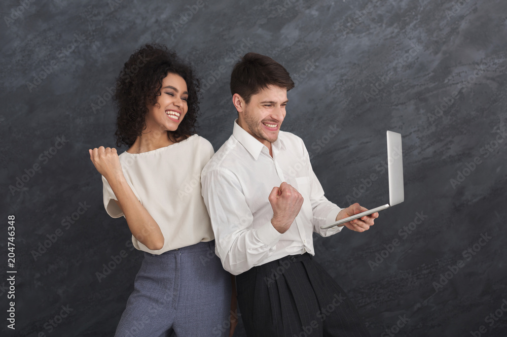 Naklejka premium Couple with laptop on grey background