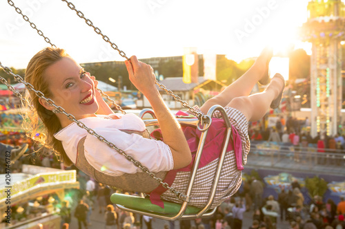 Junge hübsche Frau Mädchen im Dirndl Kleid hat Spass auf dem Oktoberfest Frühlingsfest Volksfest