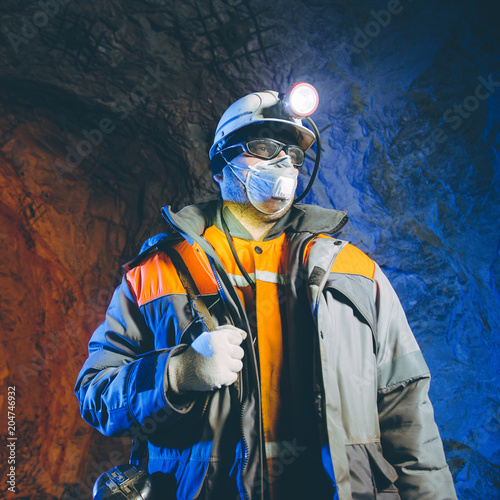 Cuadro en lienzo miner underground mining gold