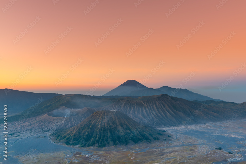 Fototapeta premium Wulkan Mount Bromo (Gunung Bromo) podczas kolorowego wschodu słońca z punktu widokowego na górze Penanjakan w Parku Narodowym Bromo Tengger Semeru, Jawa Wschodnia, Indonezja