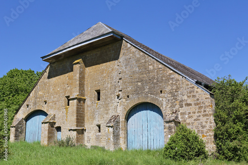 grange gaumaise ancienne avec portes en bois peintes en bleu de Meuse