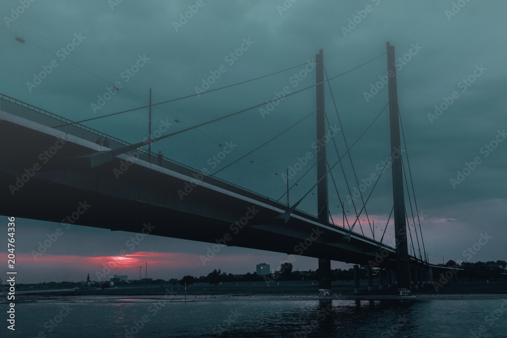 Rheinkniebrücke bei Sonnenuntergang und Nebel