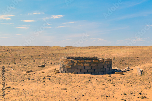 Obraz na płótnie Old well in semi-desert w salonie