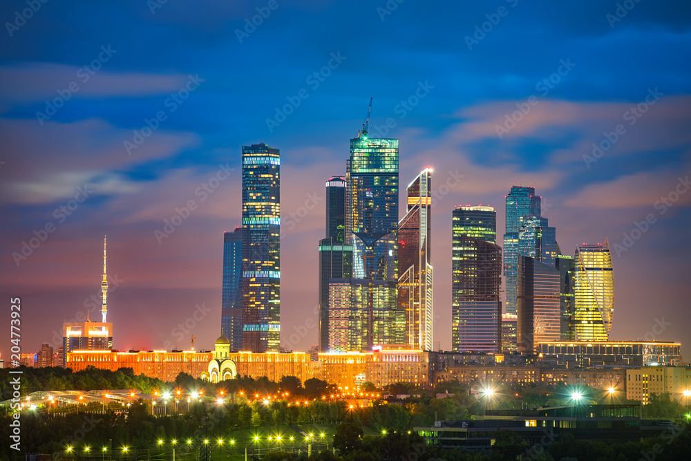 Obraz premium Widok na miasto Moskwa w nocy