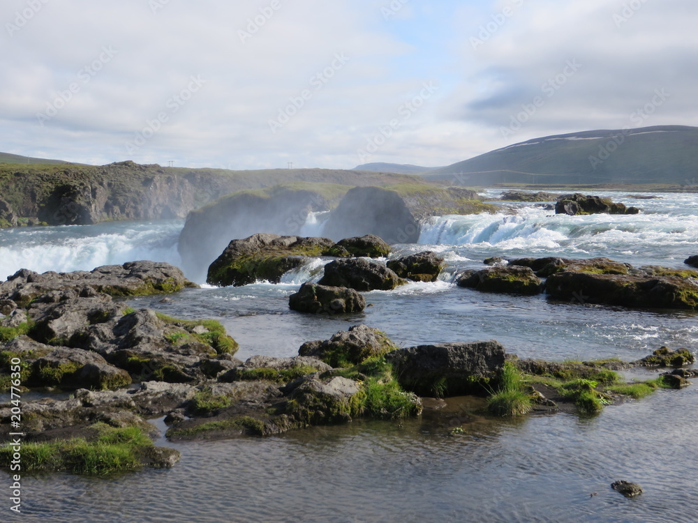 Flusslandschaft Island mit Wasserfall