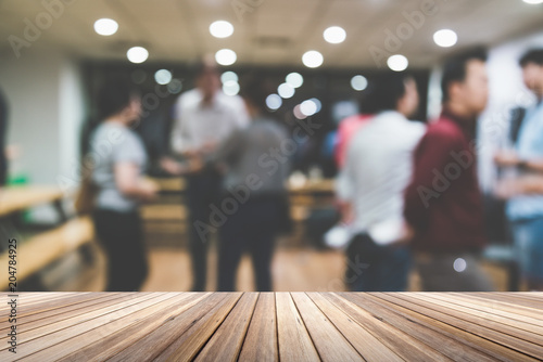 Fotografía blur image background room of crowd group people standing seminar