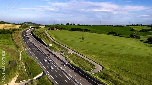 Tratto di autostrada collinare vista dal drone