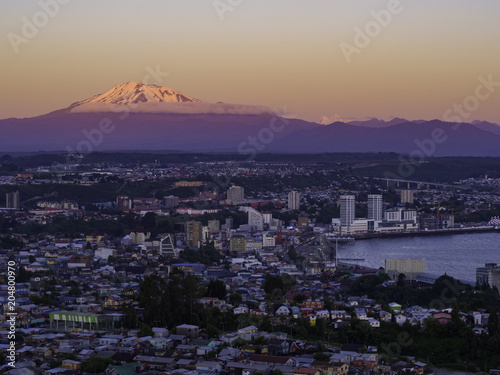 Panoramic photo of the city of Puerto Montt at sunset, with a view of the Calbuco volcano