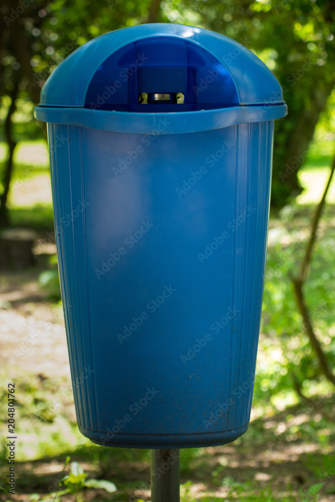 Obraz premium Outdoor trash can