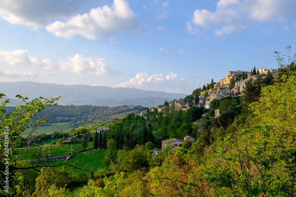 Vue panoramique sur le village de Lurs au printemps. Alpes de Haute Provence, France.