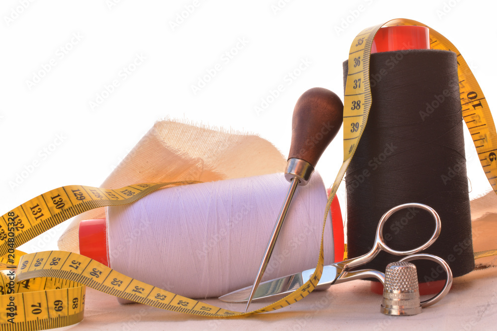 material de costura con hilos, tijeras, metro y otros objetos usados para  la confección y patronaje Stock Photo