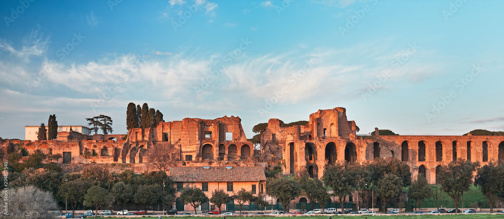 Fototapeta premium Rzym, Domus Severiana i Świątynia Apolla Palatyna widziana z Circus Maximus