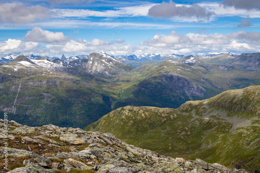 Fototapeta premium Aussicht über die Berge mit wolkenlandschaft am himmel