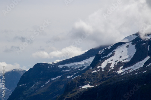 Hochgebirge in Norwegen  Gipfel im Schnee