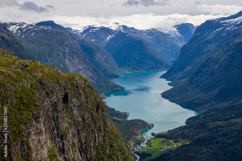 Blick von den Bergen auf einen Fjord in Norwegen