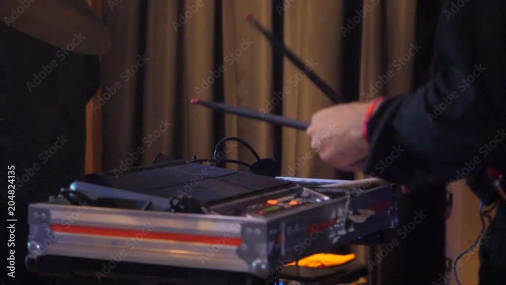 hombre tocando musica en vivo slowmotion