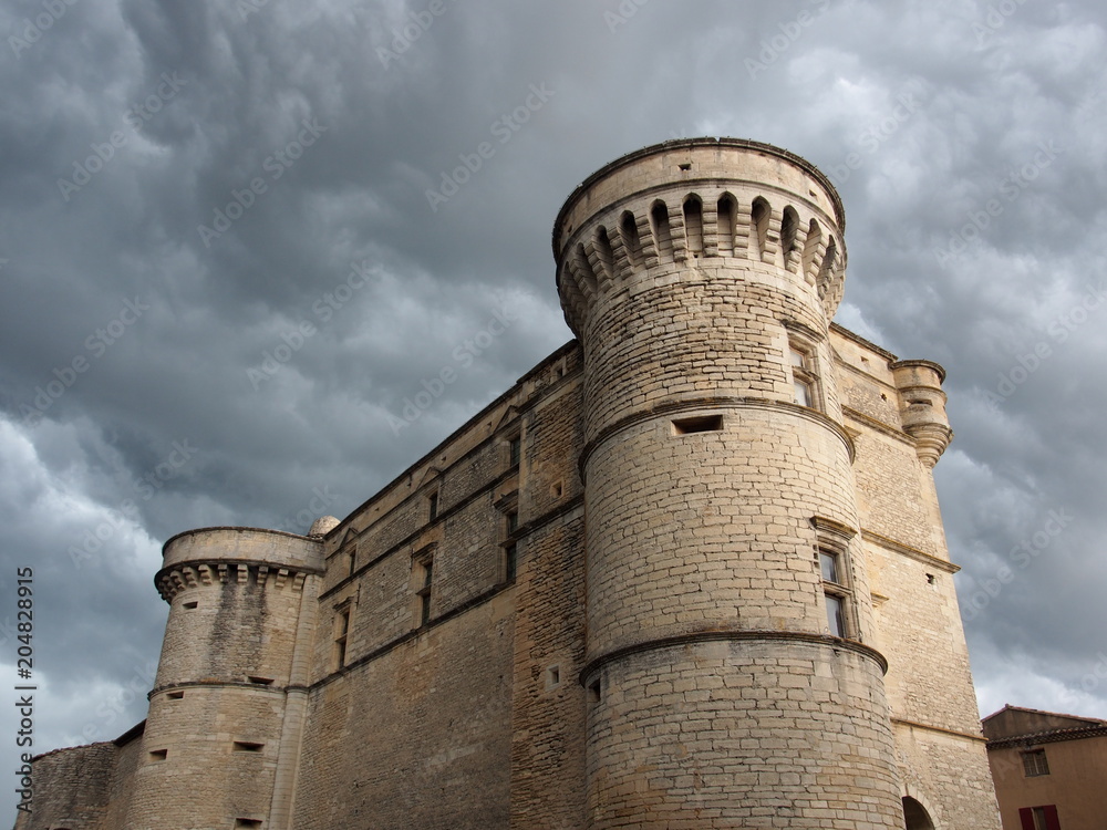 Gordes, Provence: Gewitter über Schlosskulisse