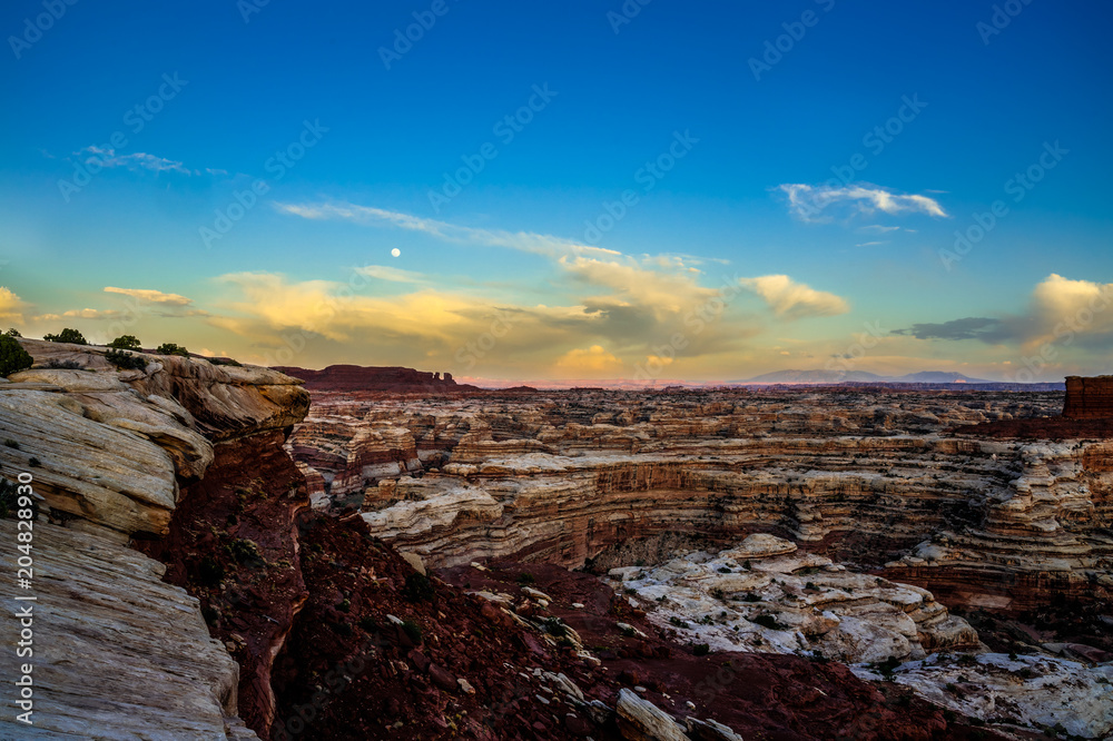 Fototapeta premium At the Maze Overlook (in the remote Maze District of the Canyonlands National Park in Utah, sunsets are always spectacular, especially when there are clouds.