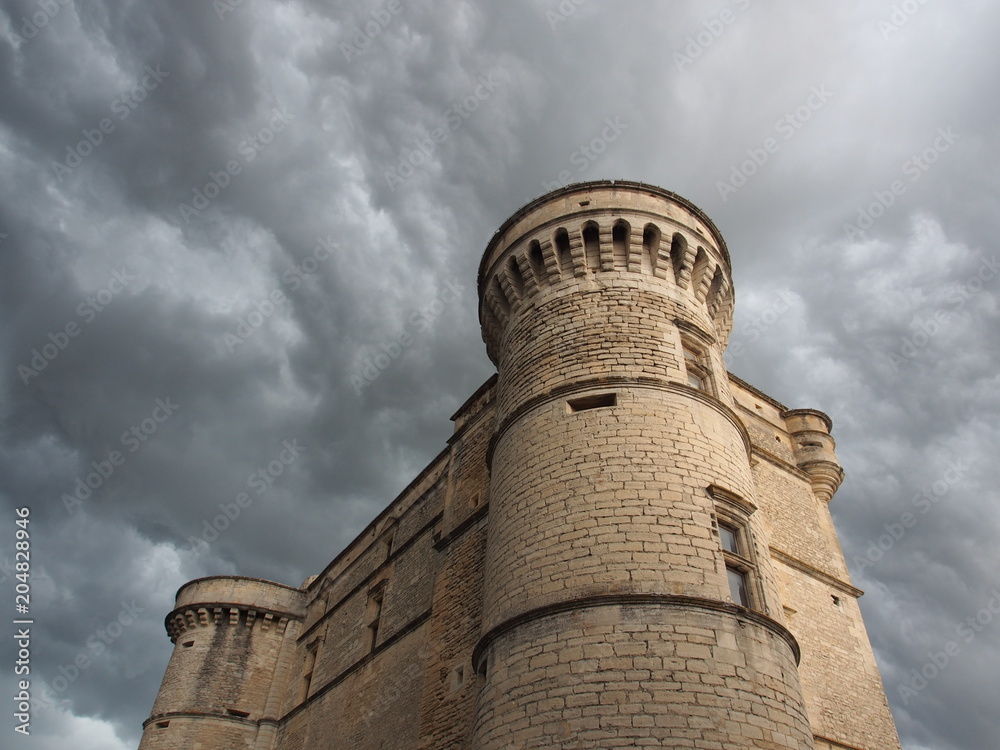Gordes, Provence: Gewitter über Schlosskulisse
