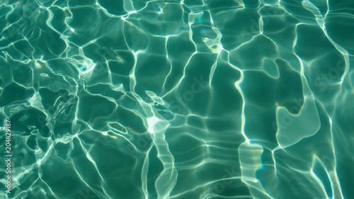 Swimming-Pool: Reflektierendes Sonnenlicht