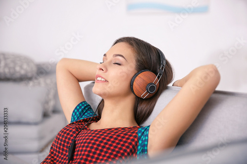 Young woman listening to mu...