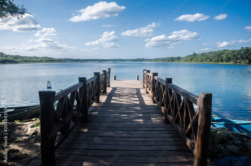 Fototapeta premium Samotne molo w Coba, Quintana Roo, Meksyk