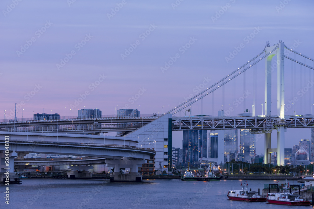 東京都市景観　夕暮れ時のレインボーブリッジと首都高速のループ