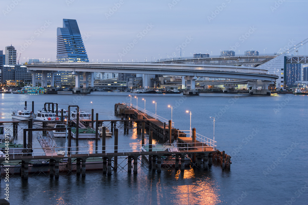 東京都市景観　芝浦の首都高速と港南の桟橋