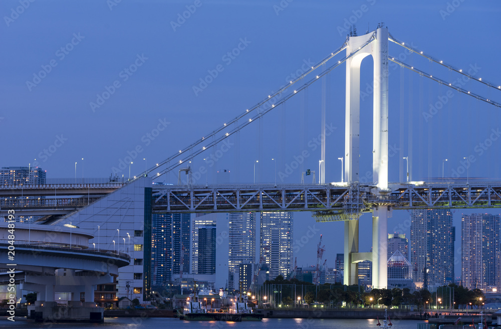 Fototapeta premium 東京都市景観 夕暮れ時のレインボーブリッジと首都高速のループ
