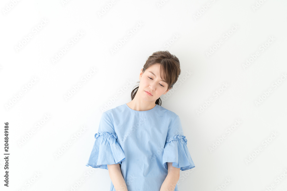 悩む女性 悩む女性