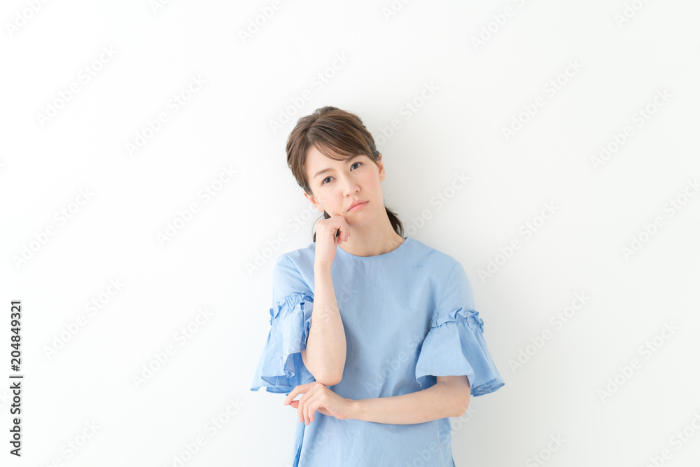 悩む女性 悩む女性