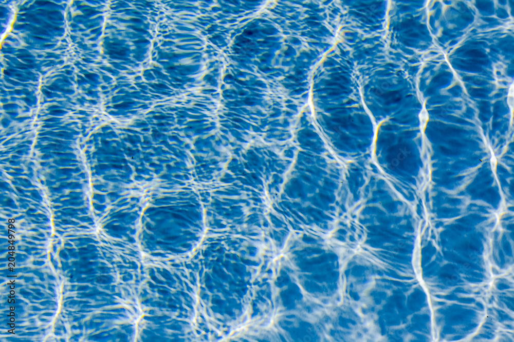 Fototapeta pogłos słońce na powierzchni wody z basenu
