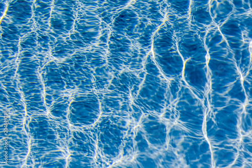 Naklejka pogłos słońce na powierzchni wody z basenu