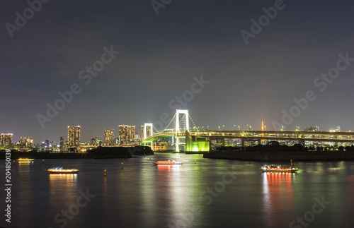 お台場海浜公園からの夜景。ライトアップしたレインボーブリッジと屋形船 © EISAKU SHIRAYAMA